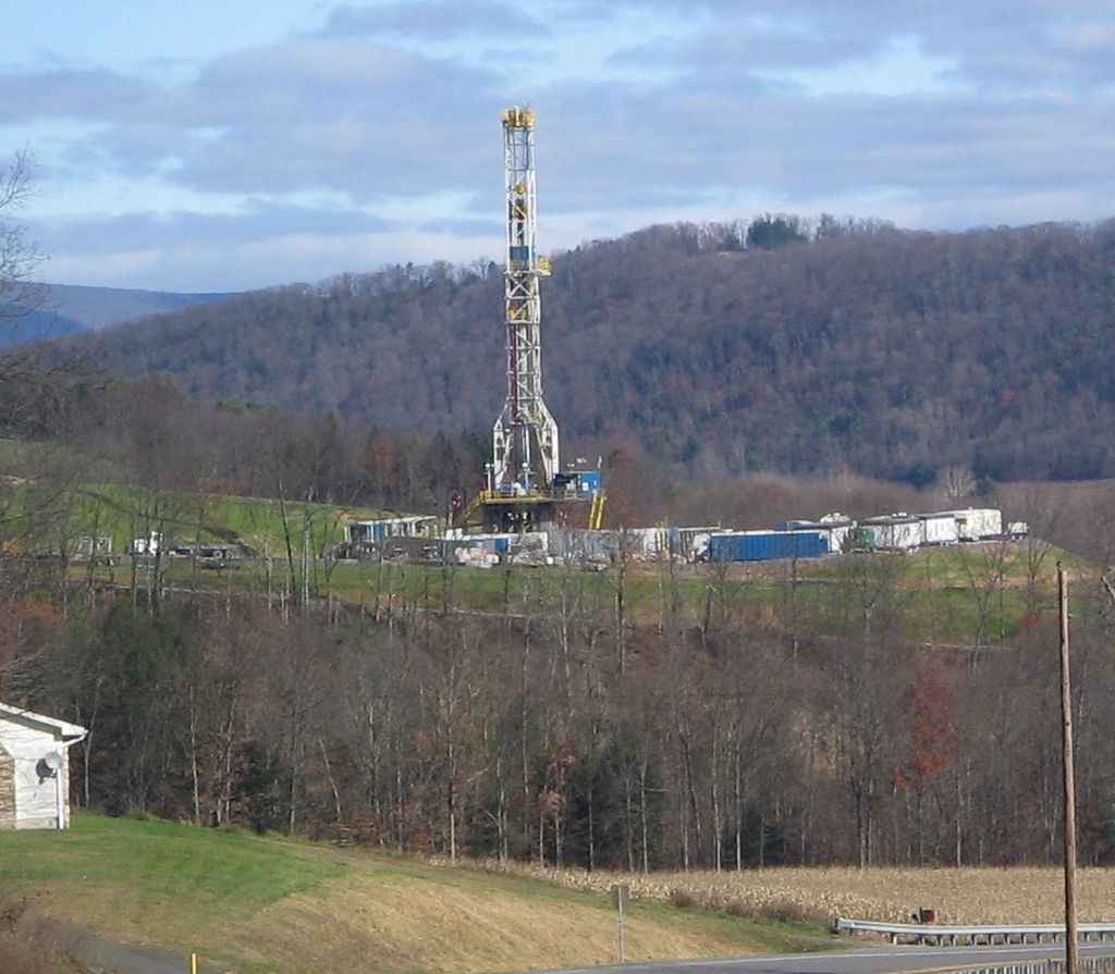 1024px-Marcellus_Shale_Gas_Drilling_Tower_1_crop